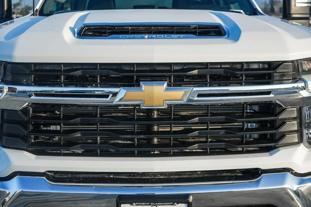 Used 2025 White Chevrolet LT image 6