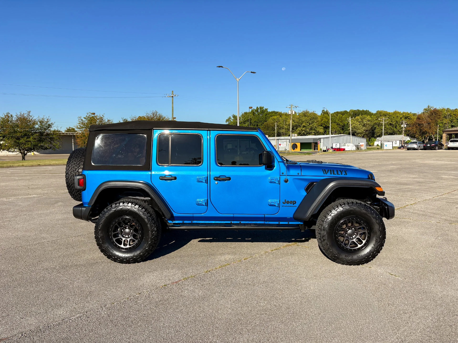 Used 2023 Blue Jeep Sport image 14