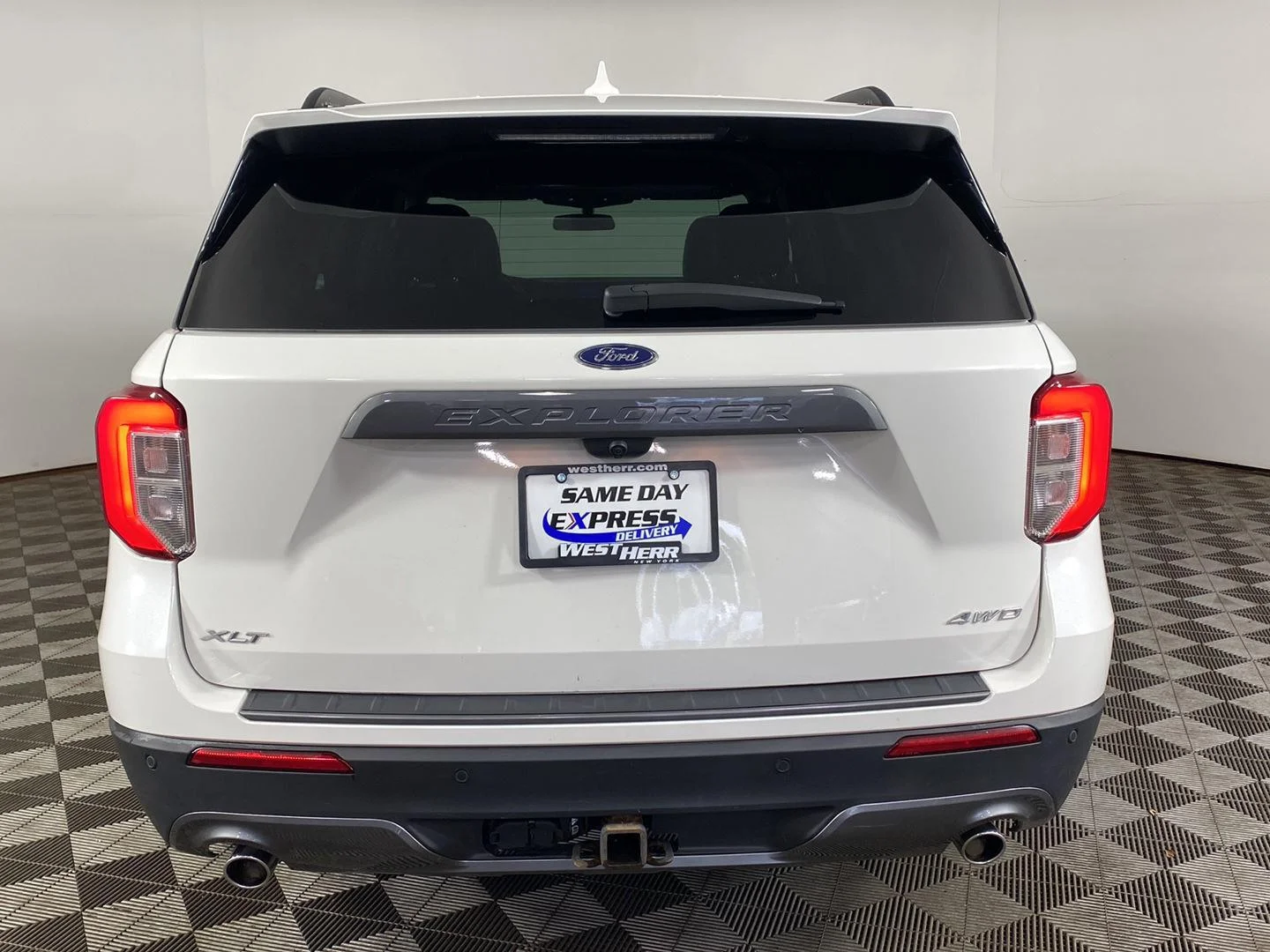 Used 2023 Star White Metallic Tri-Coat Ford XLT image 24