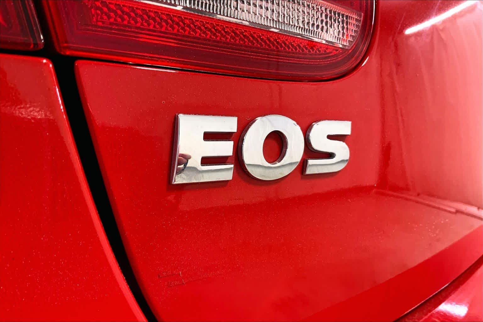 Used 2016 Flash Red Volkswagen Komfort image 30