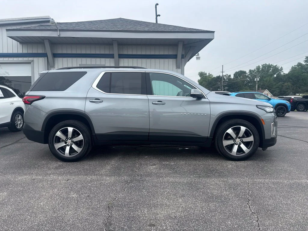 Used 2023 STERLING GRAY METALLIC Chevrolet LT Cloth image 4