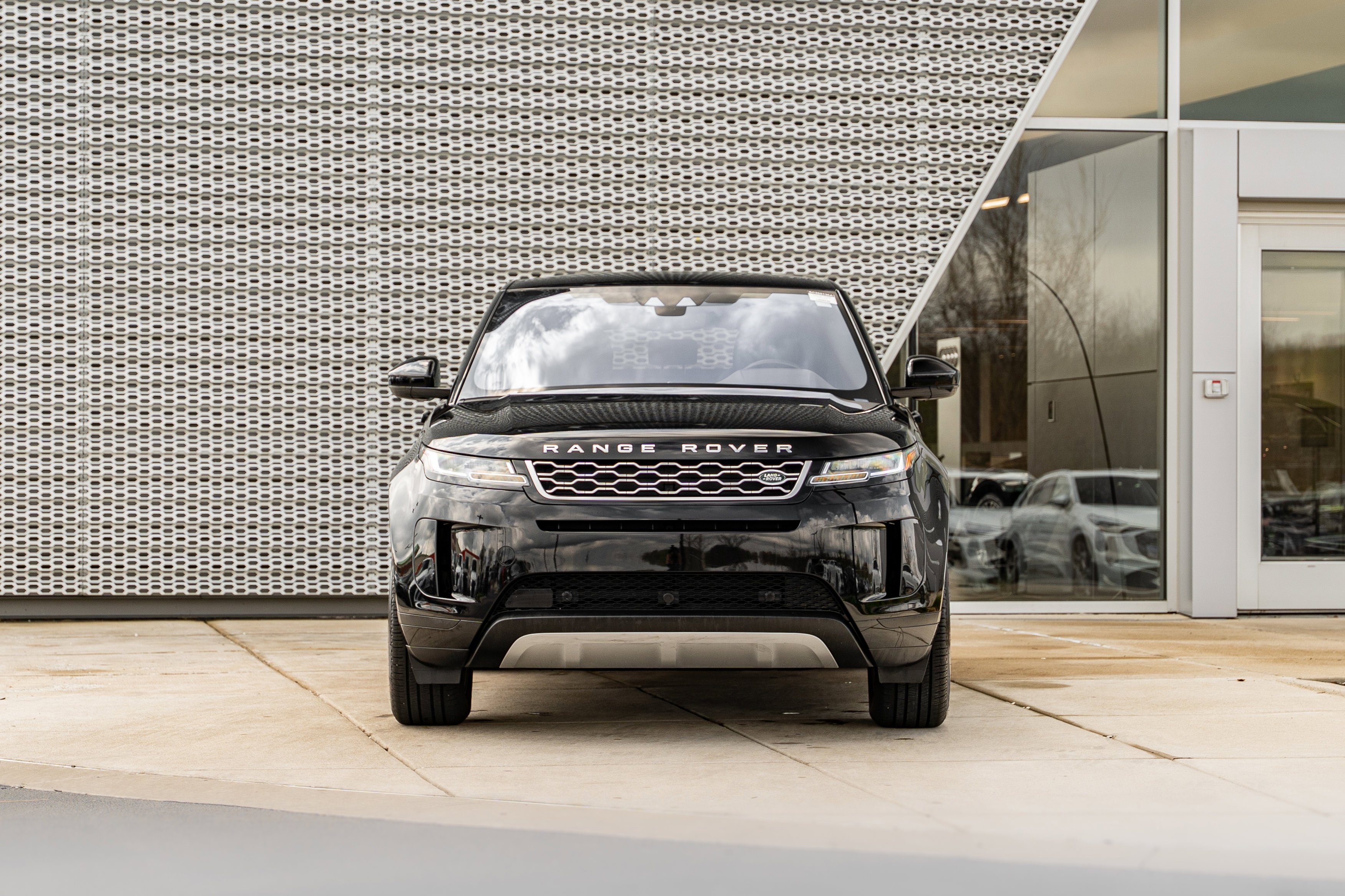 Used 2020 Santorini Black Metallic Land Rover S image 34