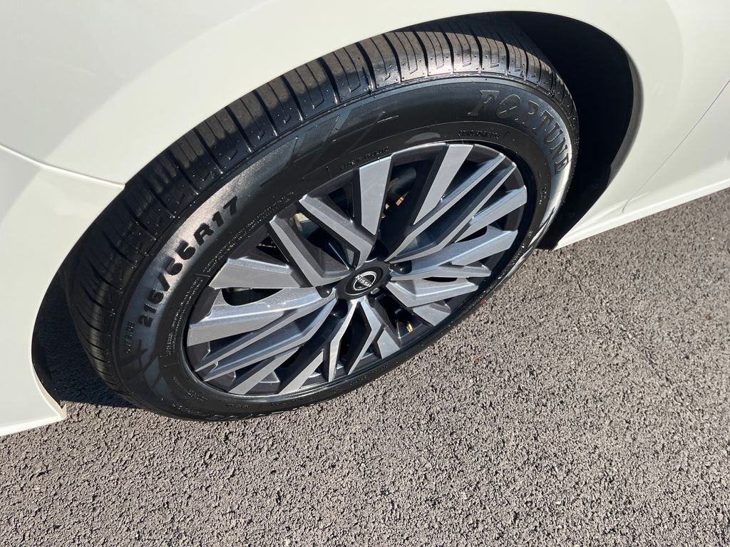 Used 2025 White Nissan 2.5 SV image 9