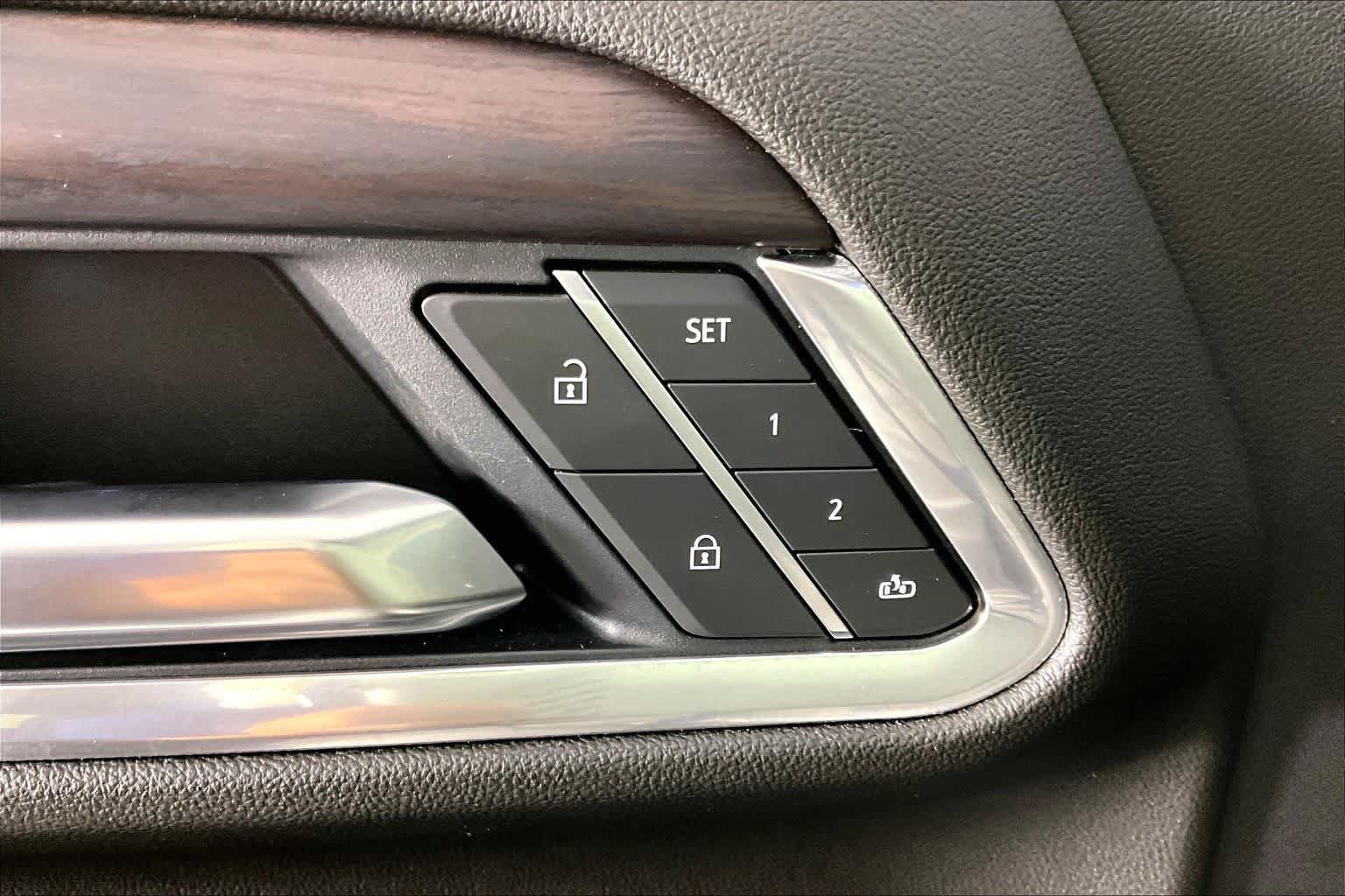 Certified Used 2025 Sterling Metallic GMC SLT image 30