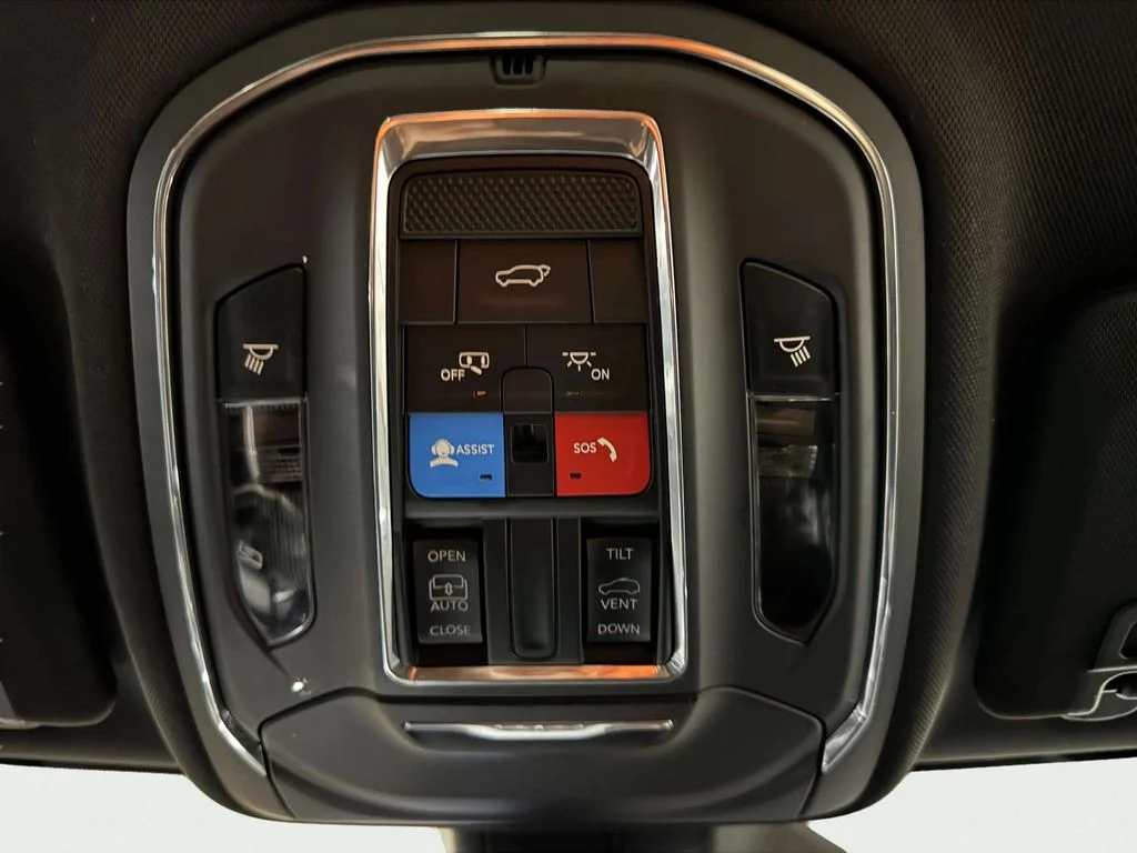 Used 2023 Black Jeep Altitude image 21