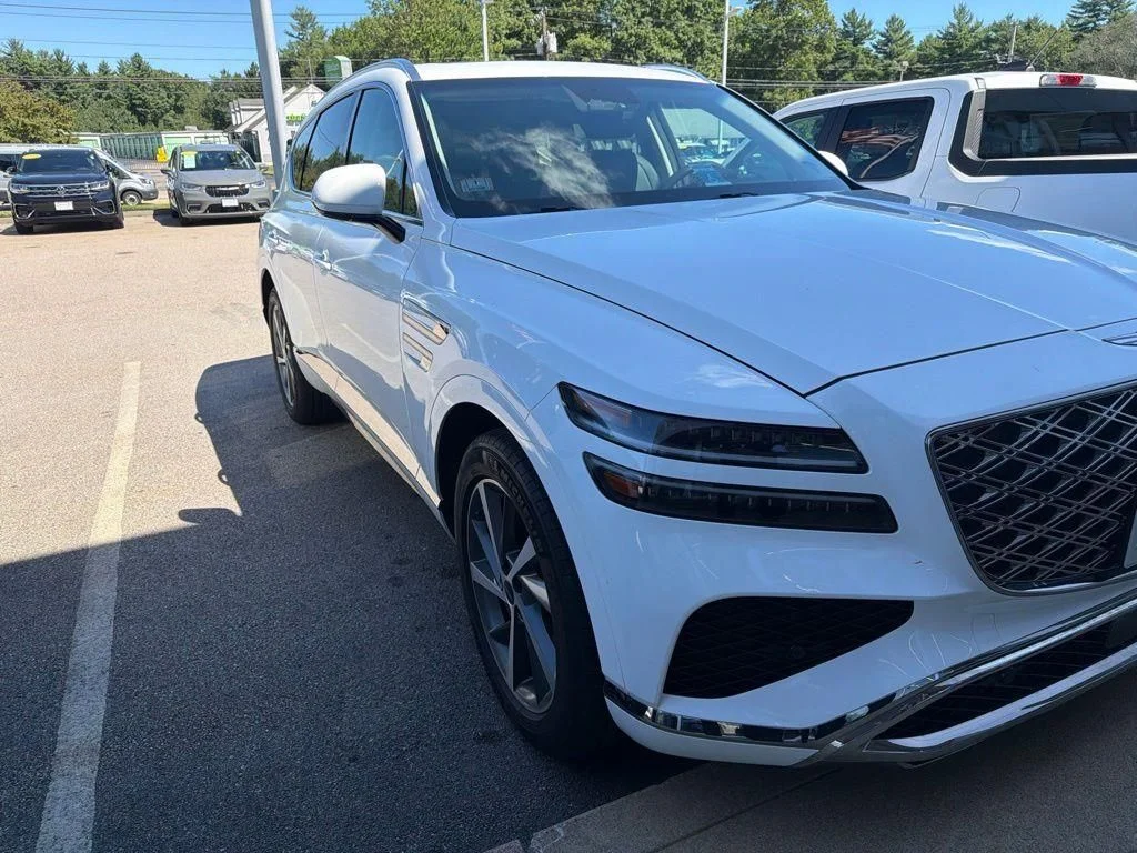 Used 2025 White Genesis 2.5T image 1