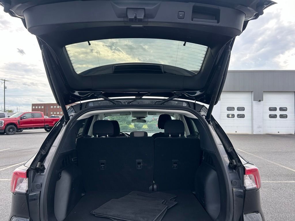 Used 2022 Black Ford SE image 21