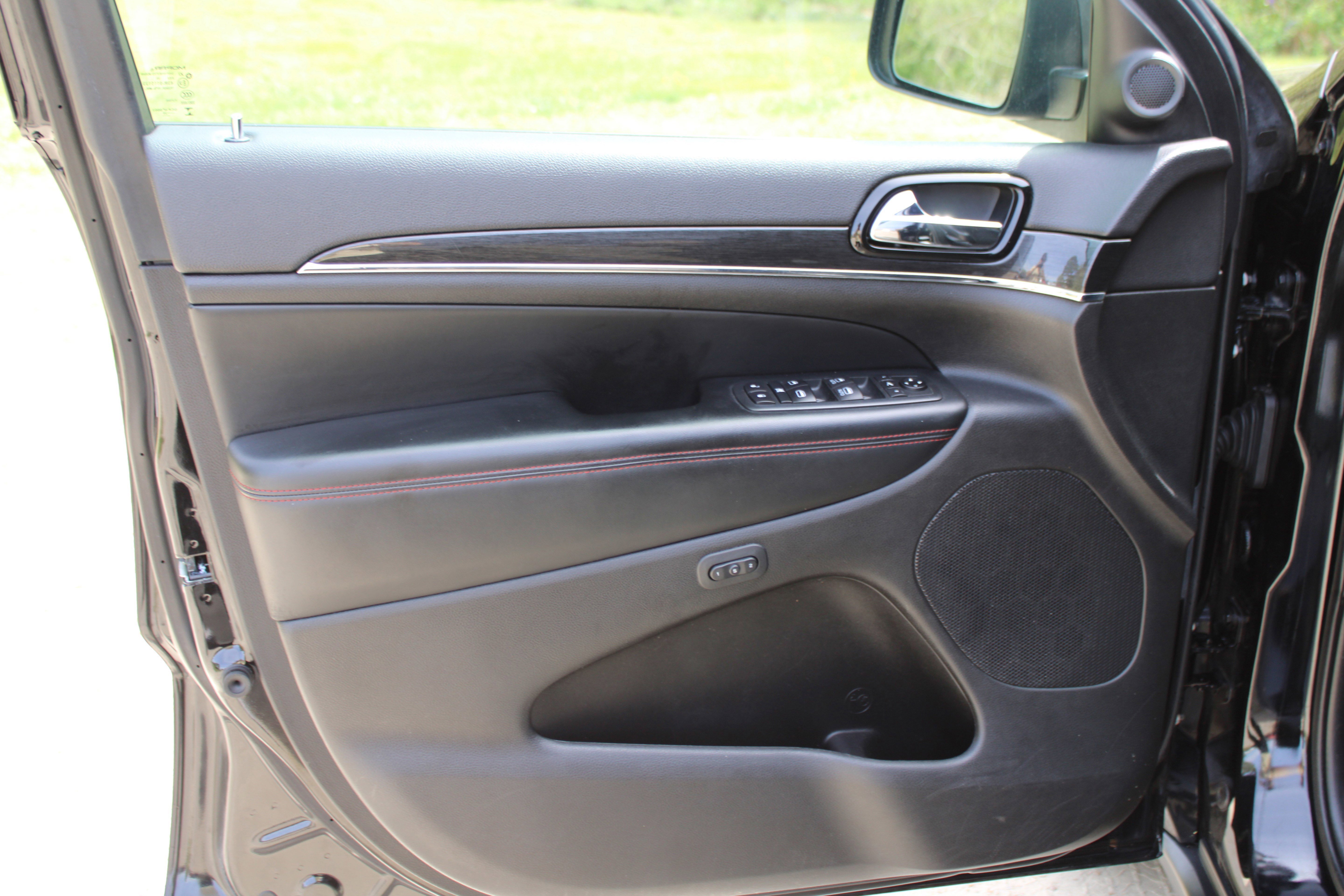 Used 2020 Diamond Black Crystal Pearlcoat Jeep Trailhawk image 17