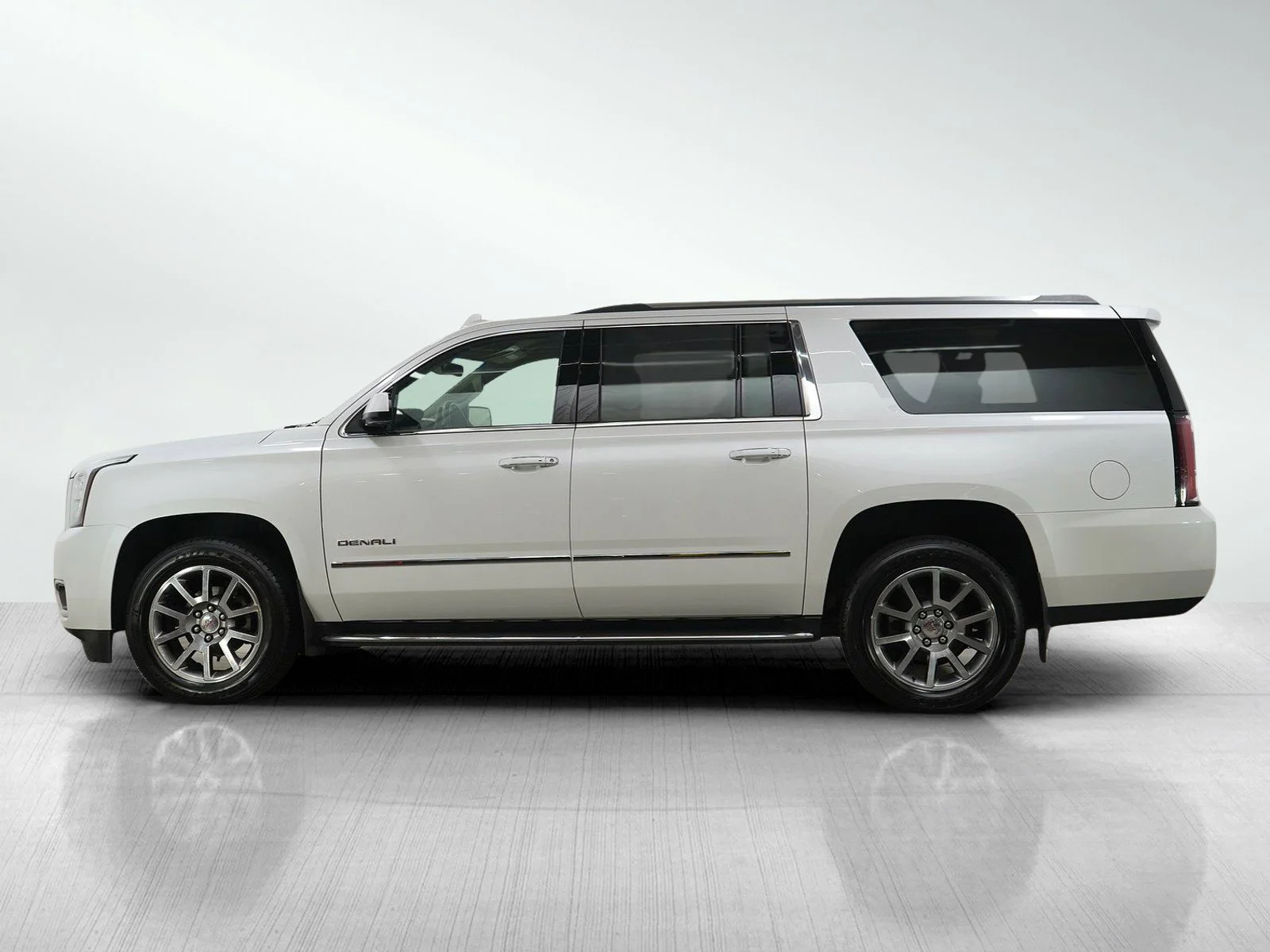 Used 2019 GMC Yukon XL Denali with VIN 1GKS2HKJ9KR275389 for sale in Burnsville, Minnesota