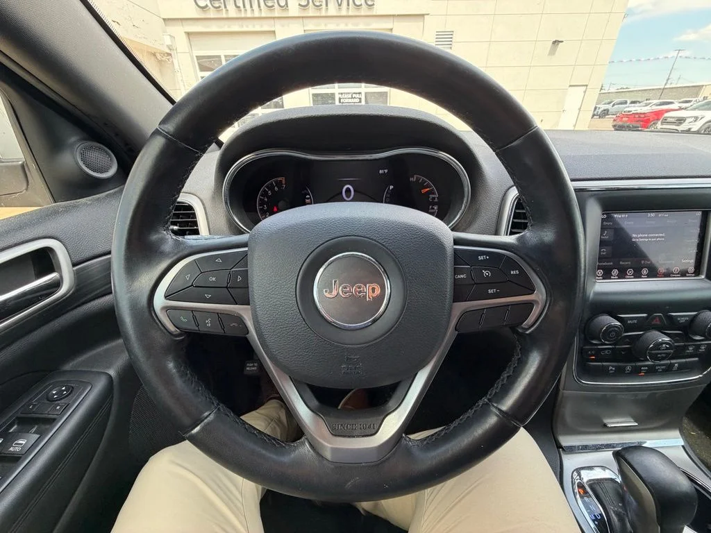 Used 2019 White/off-white Jeep Laredo E image 9