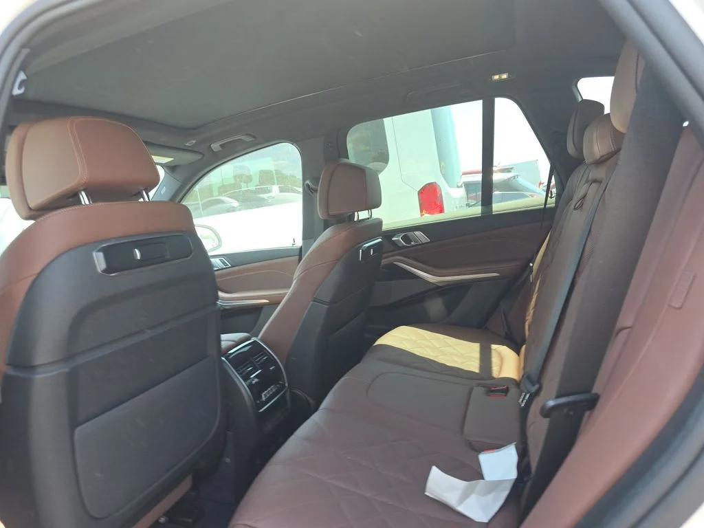Used 2025 White BMW xDrive40i image 4