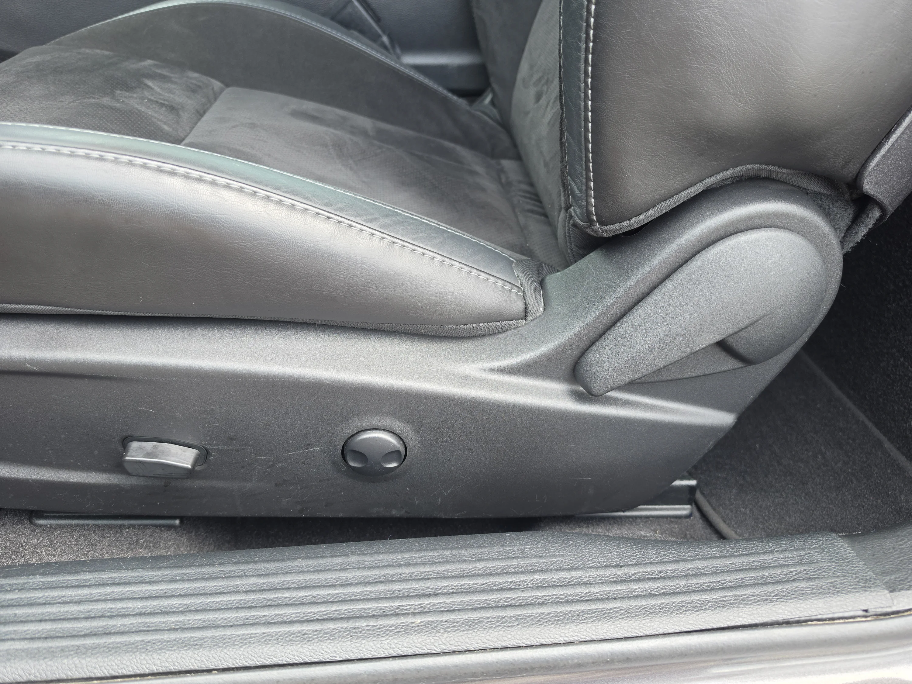 Used 2023 Granite Pearlcoat Dodge R/T image 25