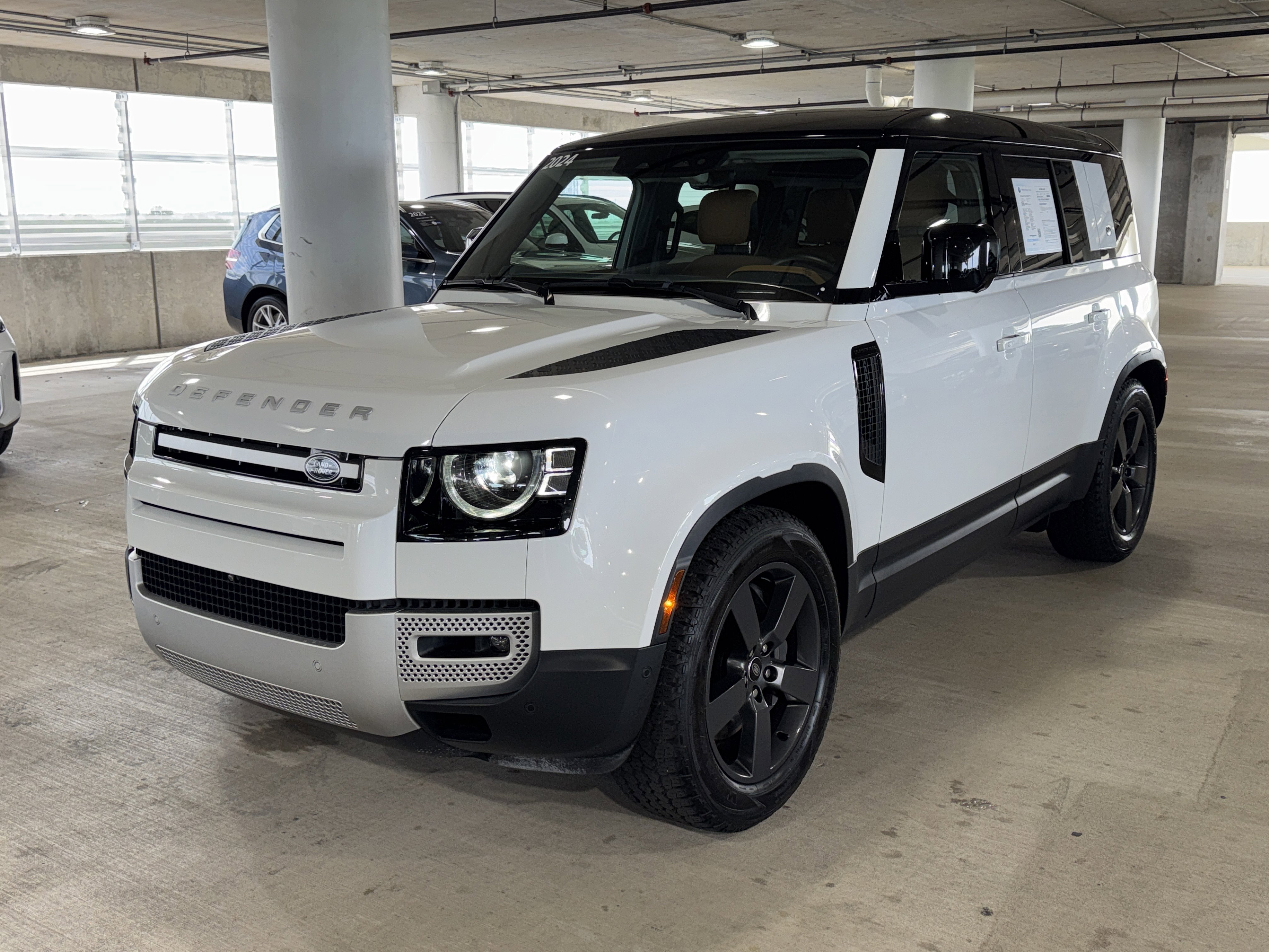 Used 2024 Fuji White Land Rover SE image 4