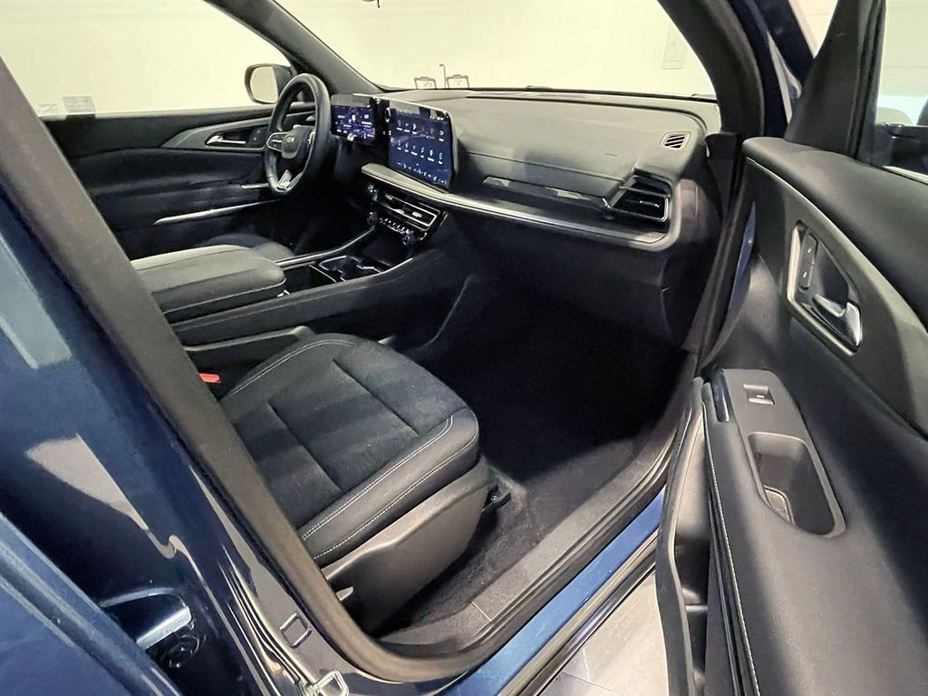 Used 2025 Lakeshore Blue Metallic Chevrolet LT image 28