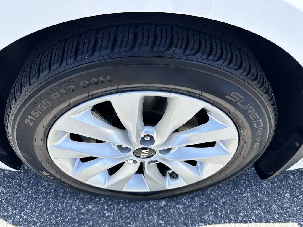 Used 2018 White Kia LX image 12