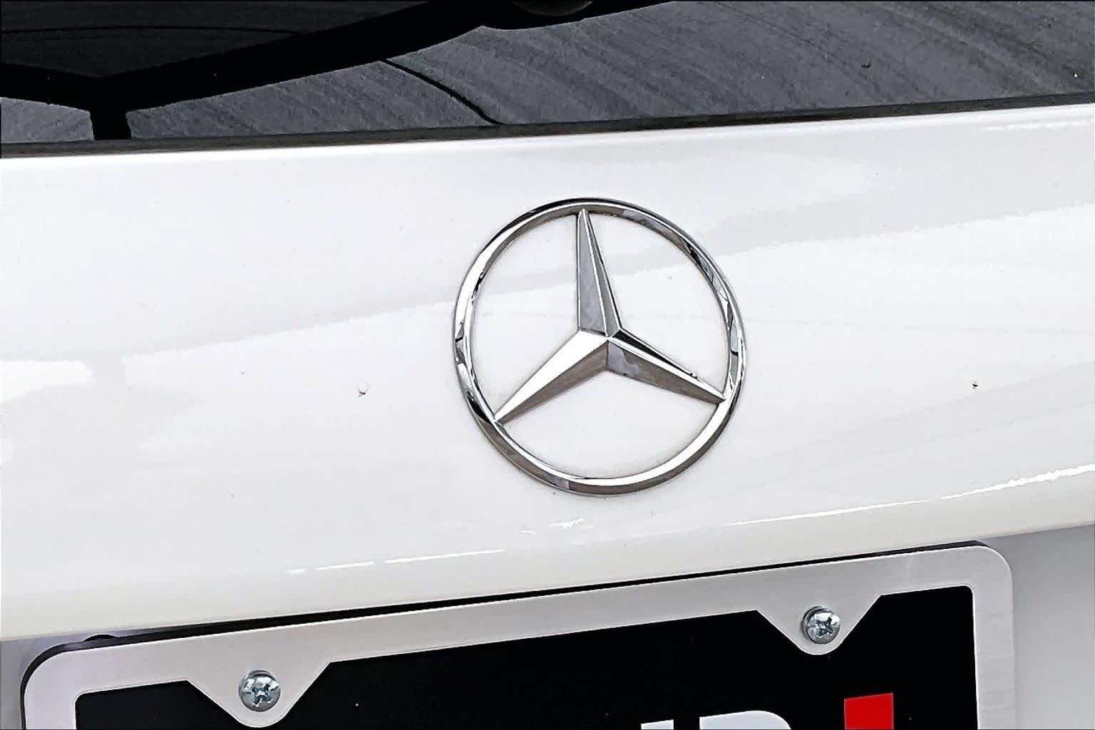 Certified Used 2025 Polar White Mercedes-Benz GLB 250 image 31