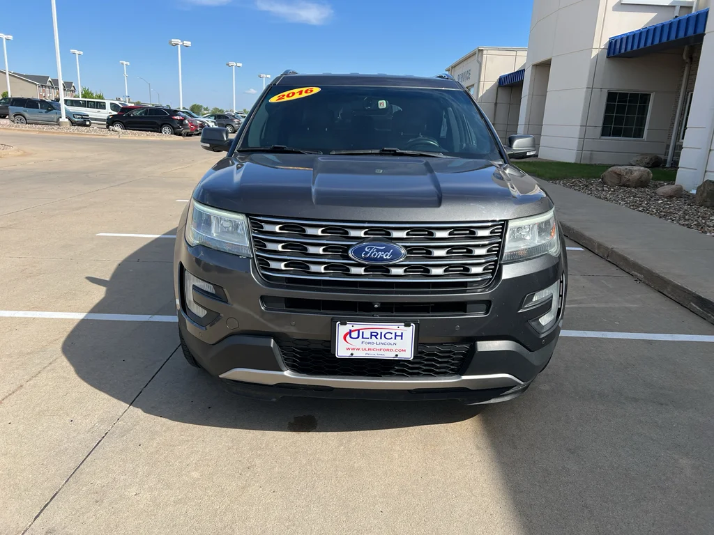 Used 2016 Magnetic Metallic Ford Limited image 3