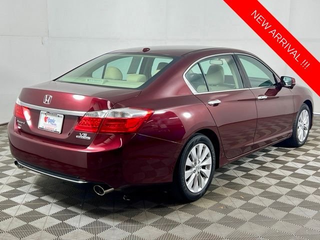 Used 2014 Basque Red Pearl II Honda Touring image 6