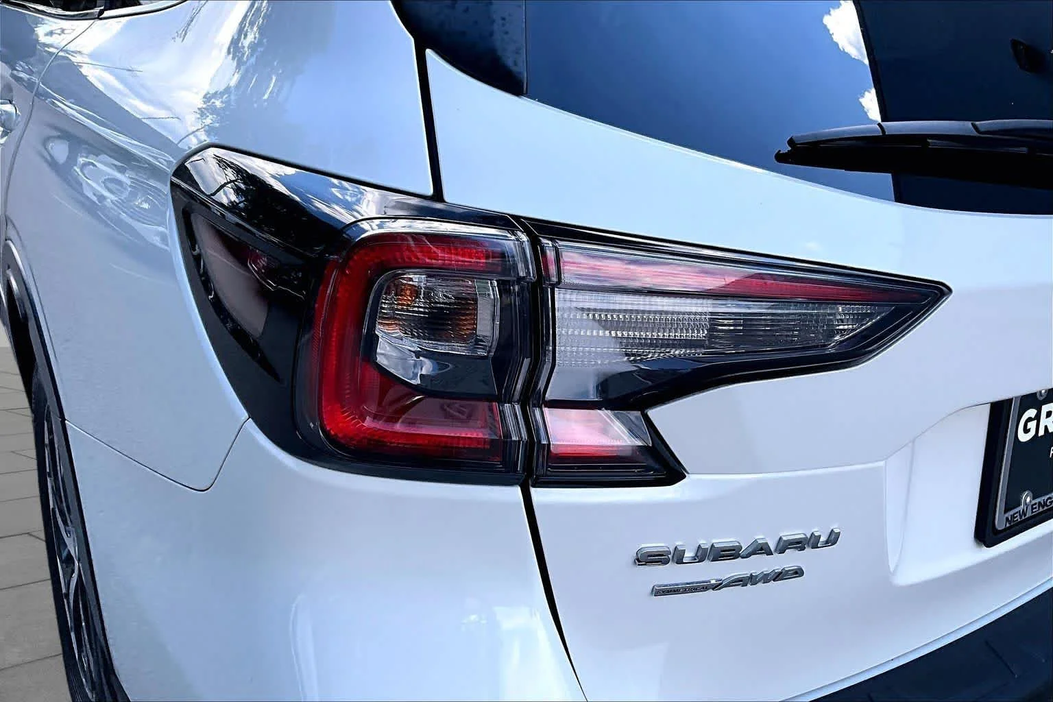 Used 2022 Crystal White Pearl Subaru Limited image 27