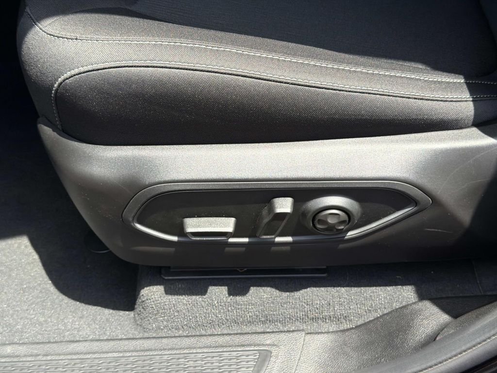 New 2026 Diamond Black Crystal Pearlcoat Jeep Laredo image 19