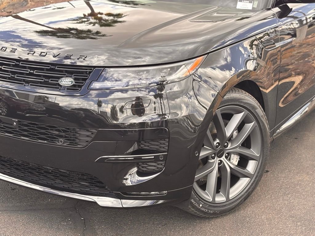New 2026 Santorini Black Land Rover Dynamic SE image 2