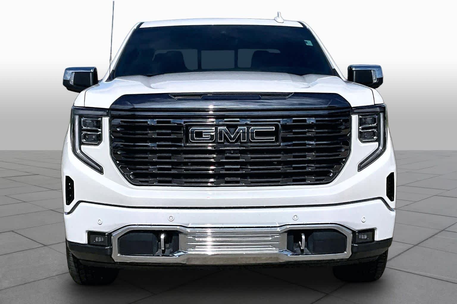 Used 2023 White Frost Tricoat GMC Denali Ultimate image 4