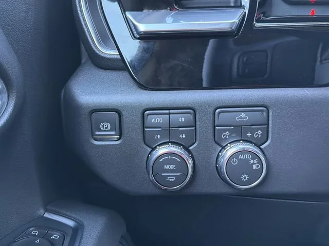 New 2026 Summit White GMC SLE image 30