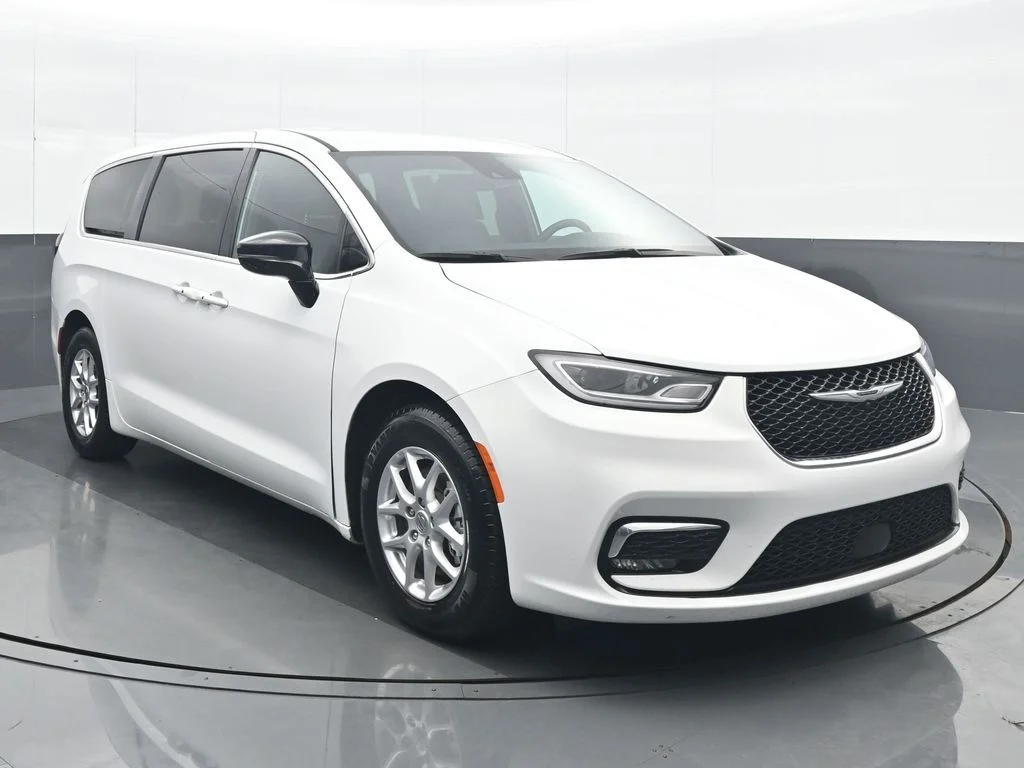 Used 2025 White Chrysler Select image 9