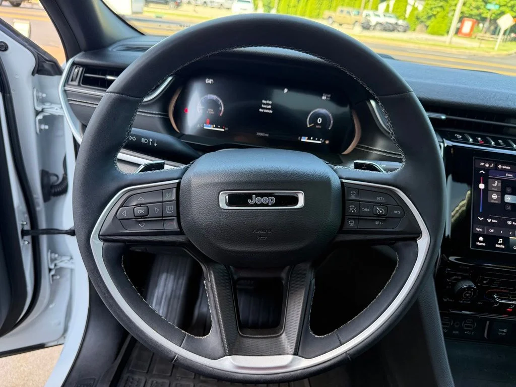 Used 2023 White Jeep Altitude image 30