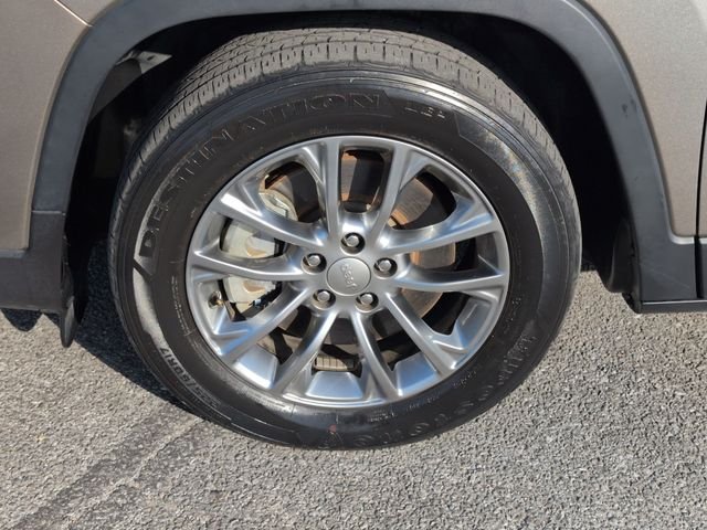 Used 2021 Light Brownstone Pearlcoat Jeep Latitude Lux image 12