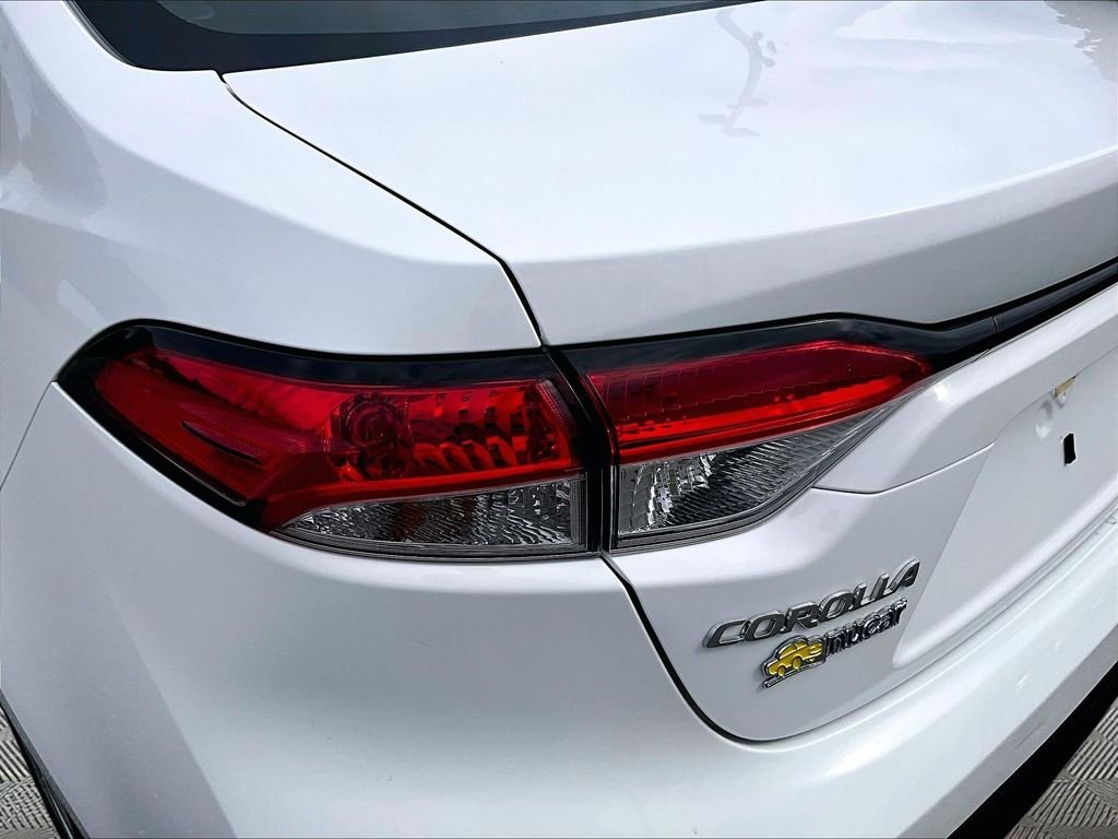 Used 2025 White Toyota LE image 34