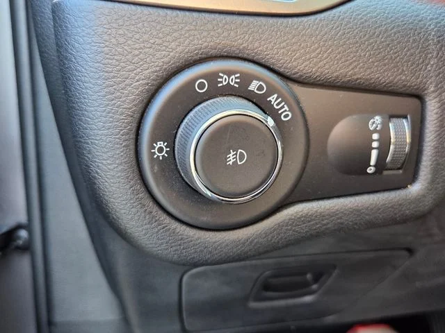 Used 2019 Silver Jeep Latitude image 28