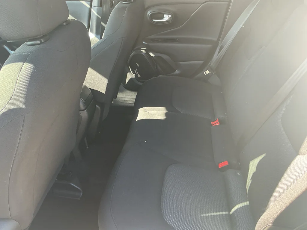 Used 2023 Alpine White Clearcoat Jeep Latitude image 18