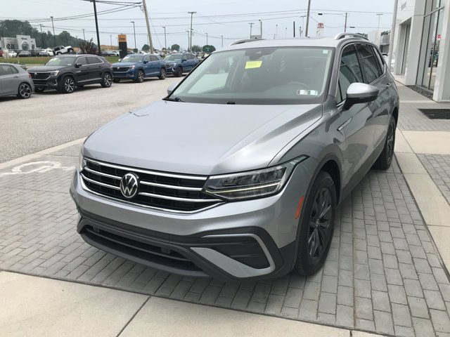 Used 2022 Pyrite Silver Metallic Volkswagen SE image 4