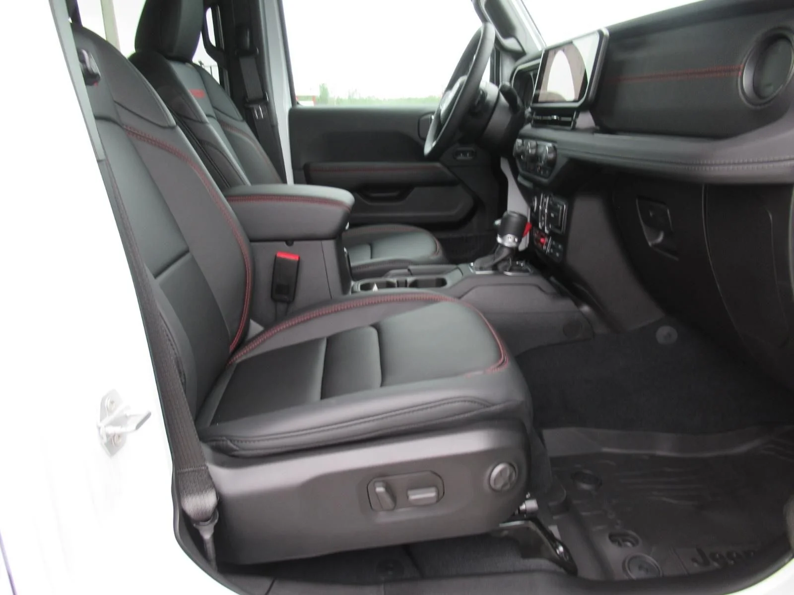 New 2026 Bright White Clear-Coat Exterior Paint Jeep Rubicon X image 14
