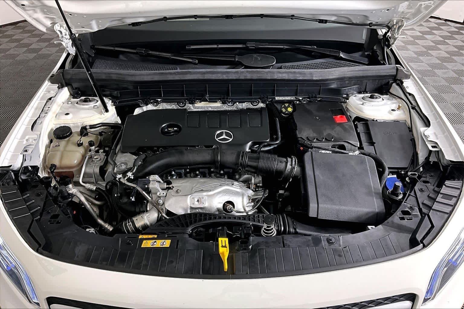Used 2022 Polar White Mercedes-Benz GLB 250 image 29