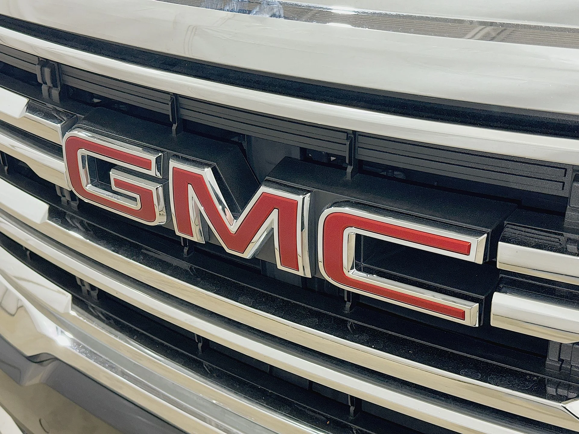 Used 2023 Ebony Twilight Metallic GMC SLE image 29