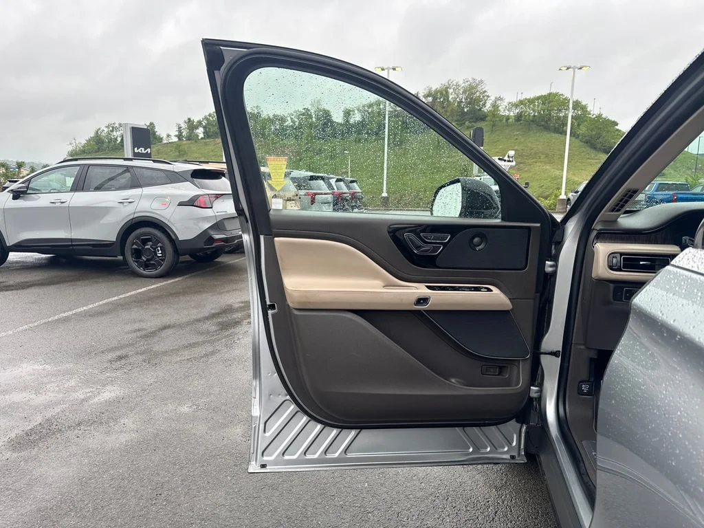 Used 2020 Radiance Metallic Lincoln Reserve image 30