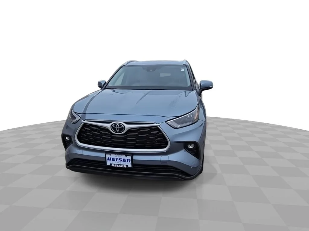Used 2024  Toyota XLE image 3