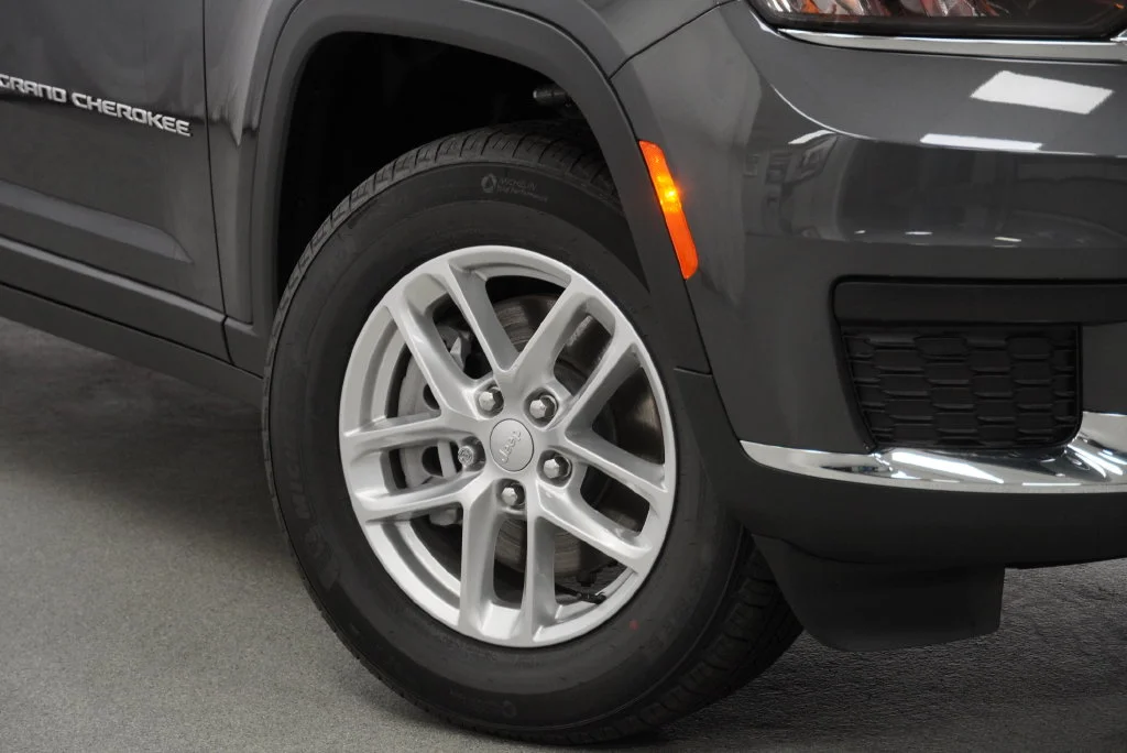 New 2026 Baltic Gray Metallic Clear-Coat Exterior Paint Jeep Laredo X image 7