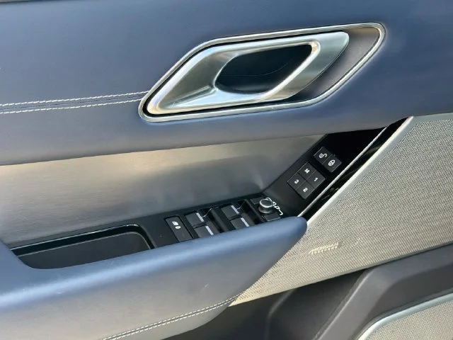 Used 2019  Land Rover R-Dynamic HSE image 17