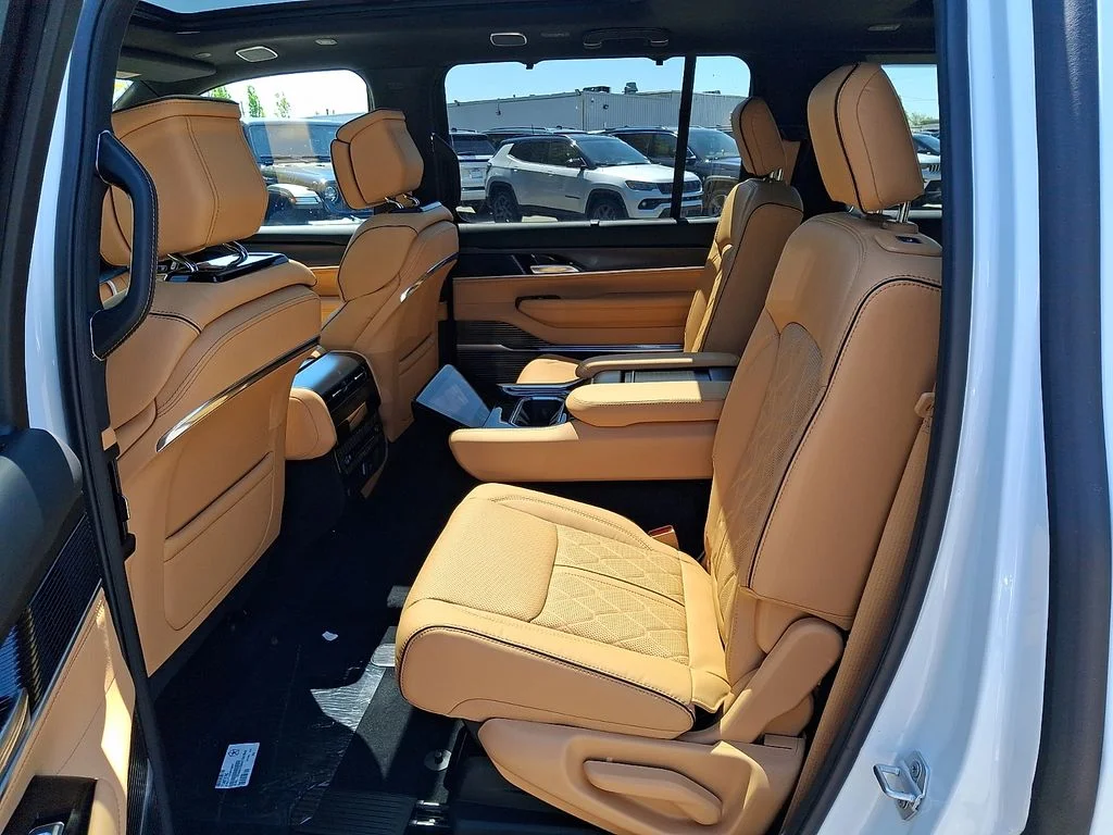 New 2026 Bright White Clear-Coat Exterior Paint Jeep Summit Reserve image 6