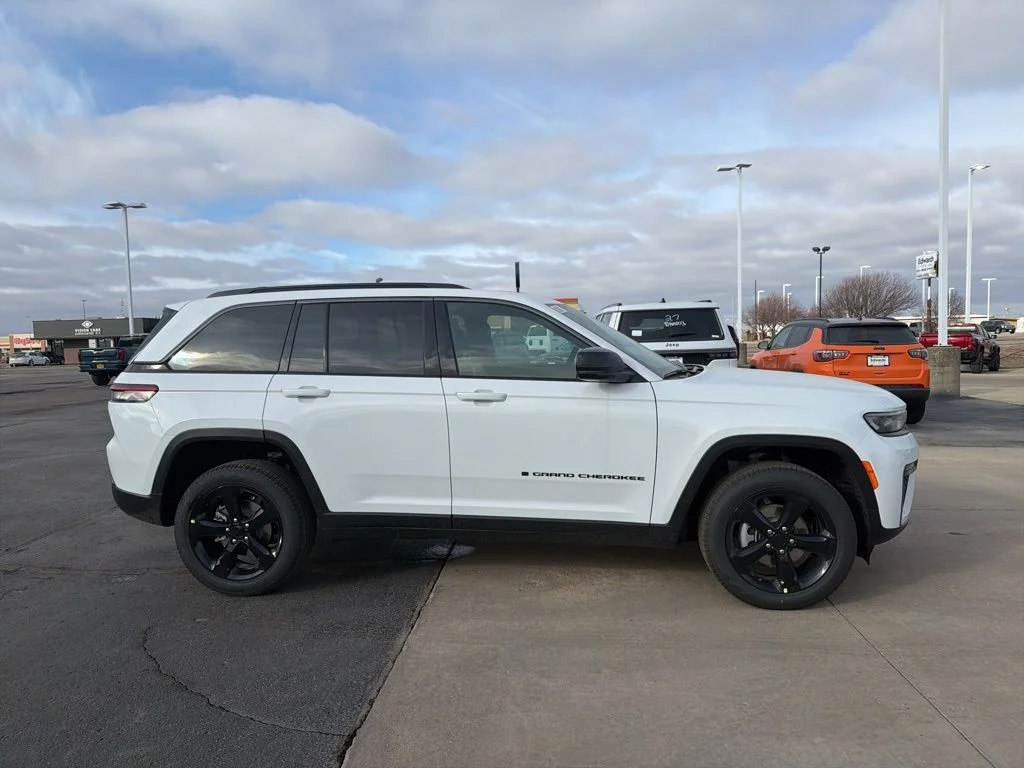 New 2026 Bright White Clear-Coat Exterior Paint Jeep Limited image 4