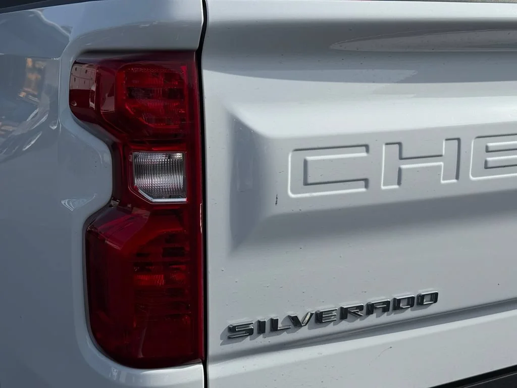 Used 2025 Summit White Chevrolet LT image 27