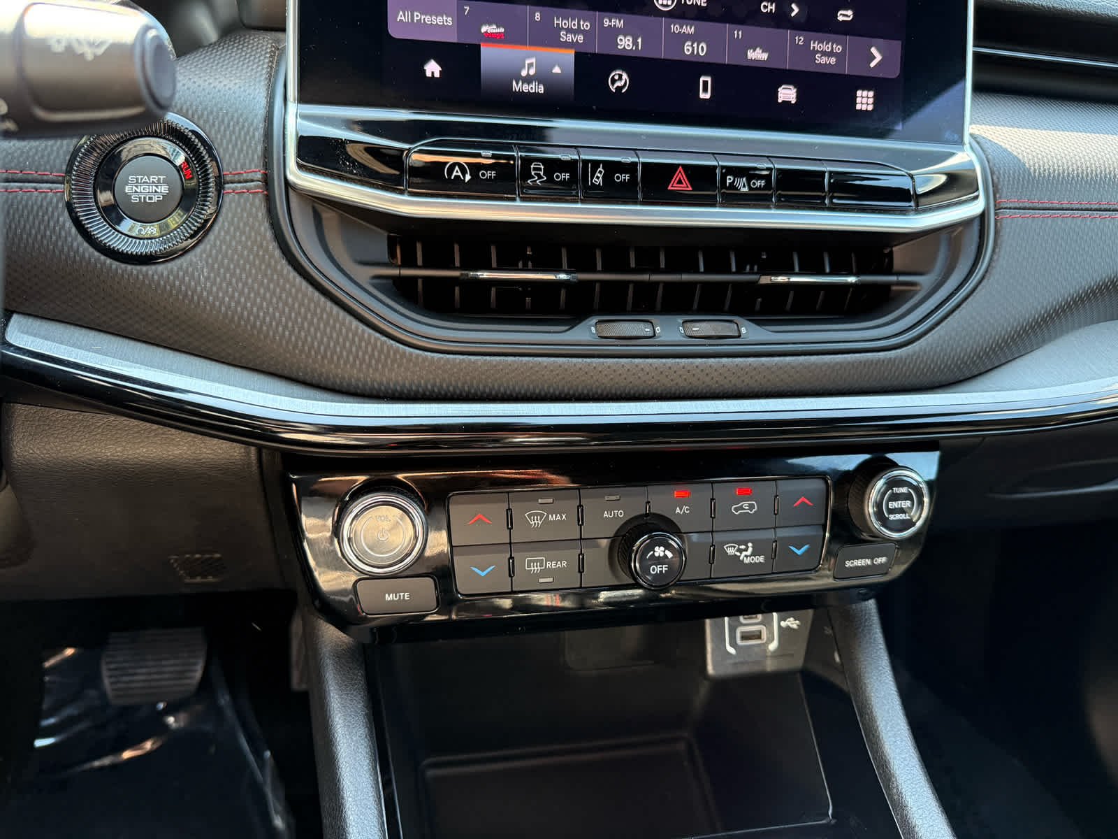 Used 2024 Diamond Black Crystal Pearlcoat Jeep Trailhawk image 19
