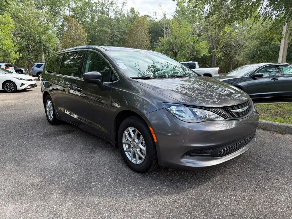 2023 Chrysler Voyager LX's photo