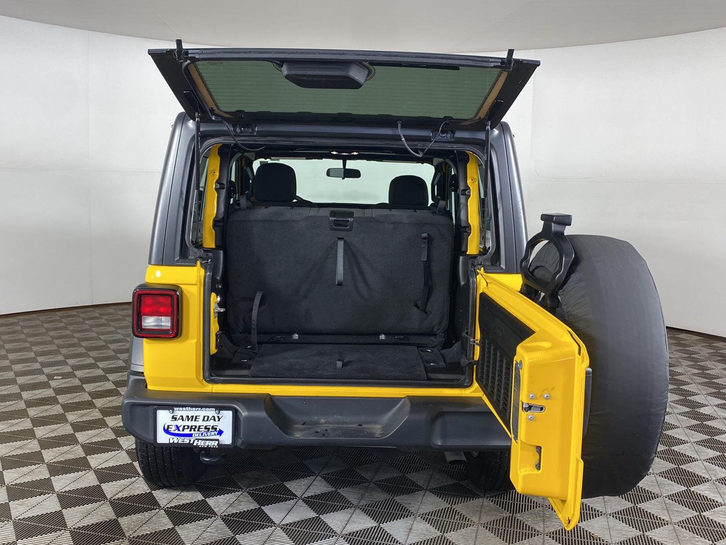 Used 2019 Hellayella Clearcoat Jeep Sport S image 17