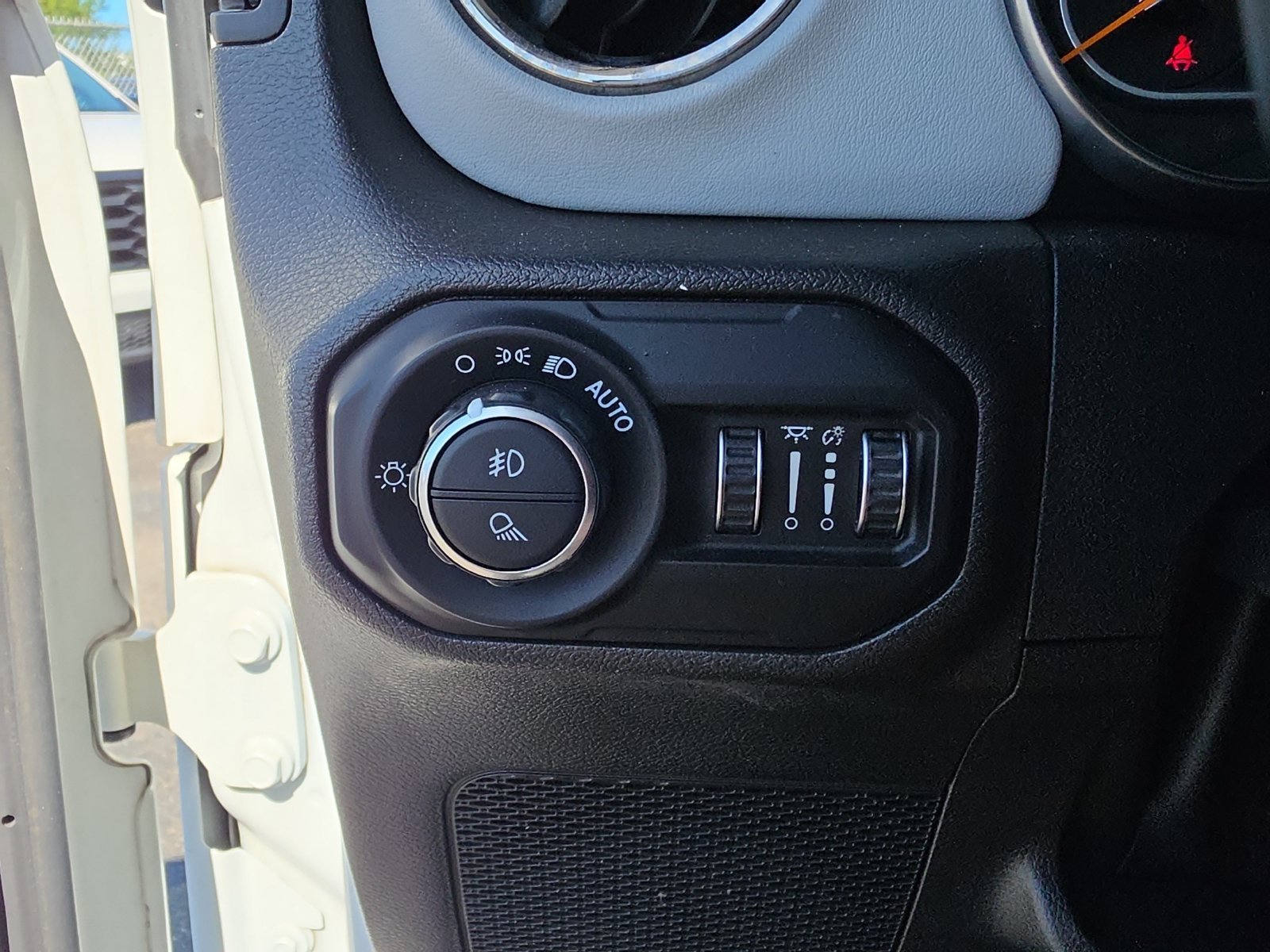 Used 2022 White Jeep High Altitude image 19