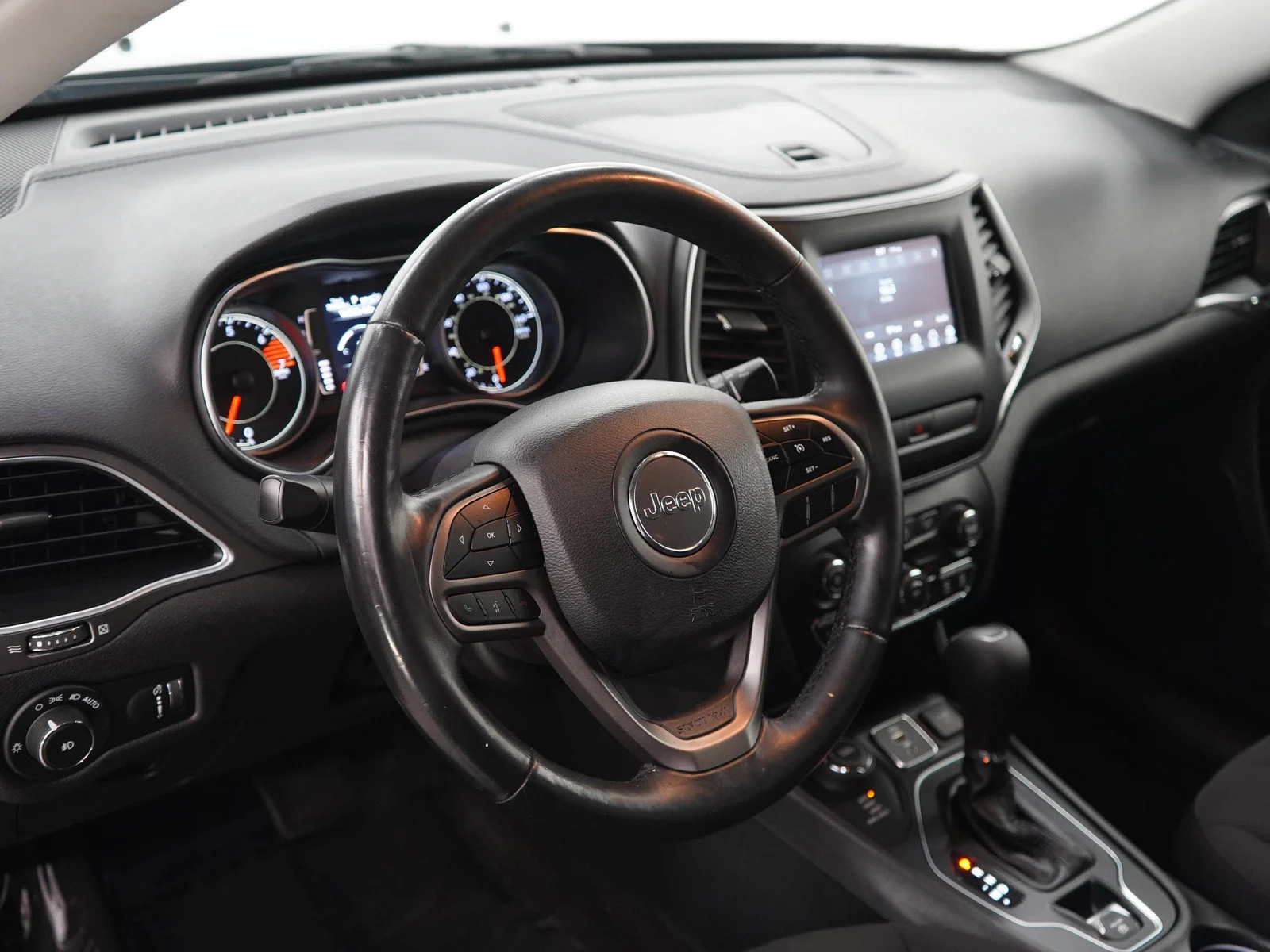 Used 2019  Jeep Latitude image 20