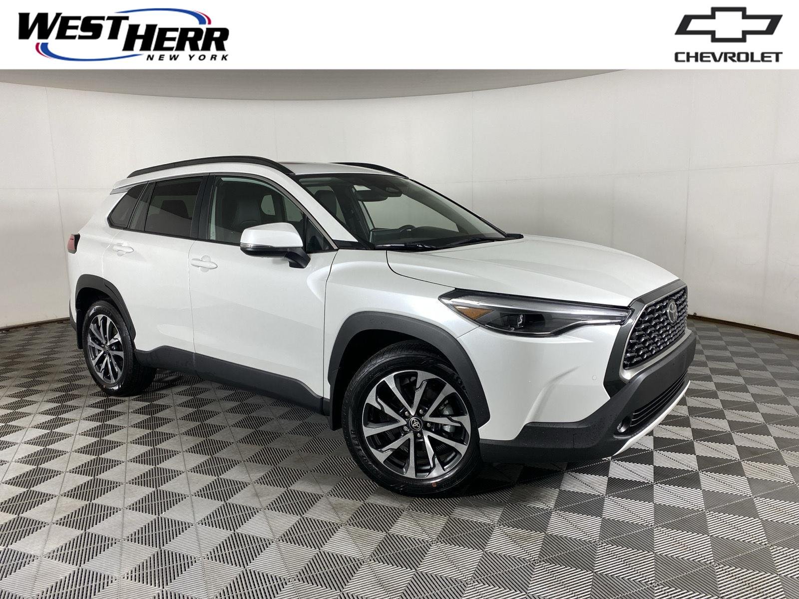 Used 2024 Wind Chill Pearl Toyota XLE image 1